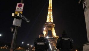 Fransa'da gece uygulanan sokağa çıkma yasağı uzatıldı