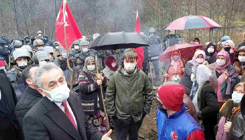 Halk HES’e geçit vermedi: İş makineleri dereden çıkarıldı