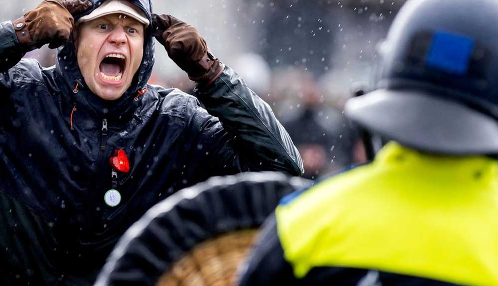 Hollanda'da-sokağa-çıkma-yasağına-karşı-eylemlerde,-Covid-19-test-merkezi-ateşe-verildi