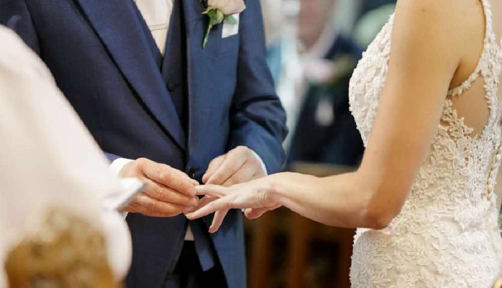 İngiltere'de 400 kişilik düğünü polis bastı