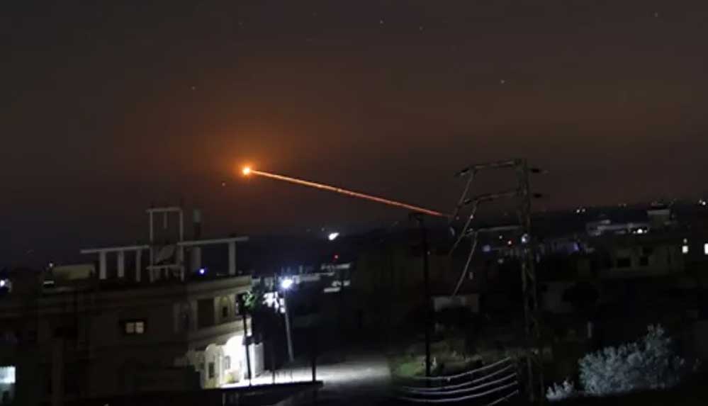 İsrail'den Suriye'ye saldırı: Hava savunma sistemleri devrede