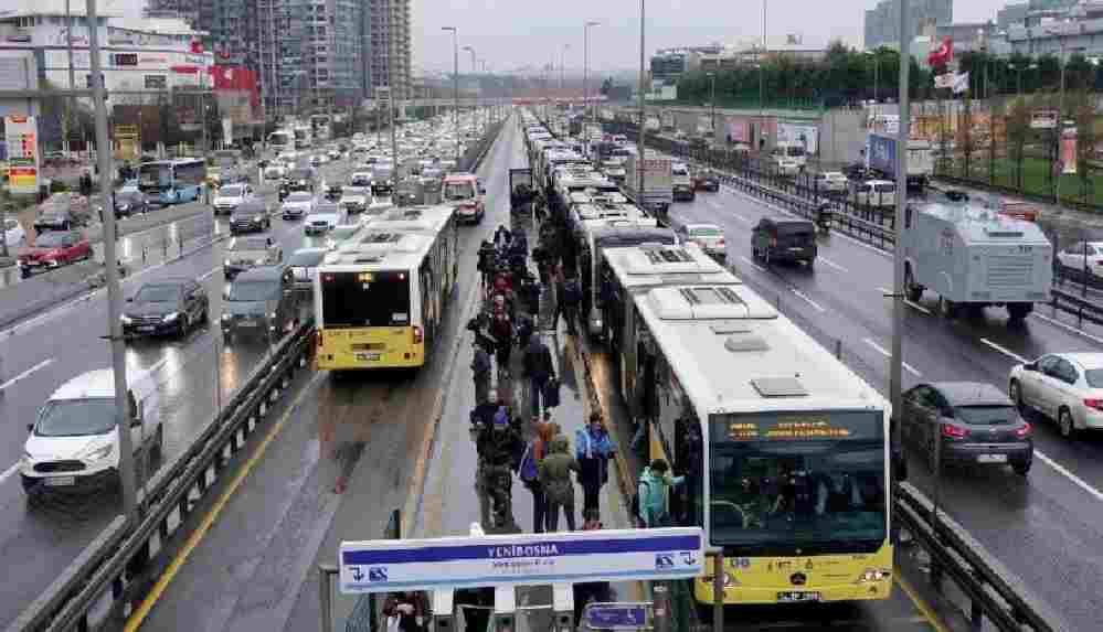 İstanbul'da 20 yaş altı ve 65 yaş üstüne toplu taşıma kısıtlaması