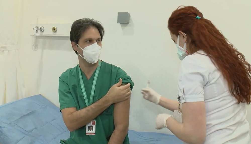 İstanbul'da ilk aşılar sağlık çalışanlarına yapılmaya başlandı