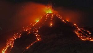 İtalya'daki Etna Yanardağı lav püskürtmeye başladı