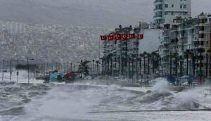 İzmir için fırtına uyarısı: 'Sahil bandına yakın yerlerde bulunmayın'