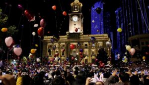 Koronavirüsün ilk çıktığı Vuhan'da binlerce kişi şehir merkezinde yeni yılı kutladı