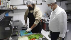 MasterChef Barbaros ile Atakum Belediye Başkanı Deveci sağlık çalışanları için mutfağa girdi