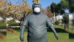 Turgut Özal'ın heykeline maske takılmasına Anavatan Partisi'nden tepki: 'Özür bekliyoruz'