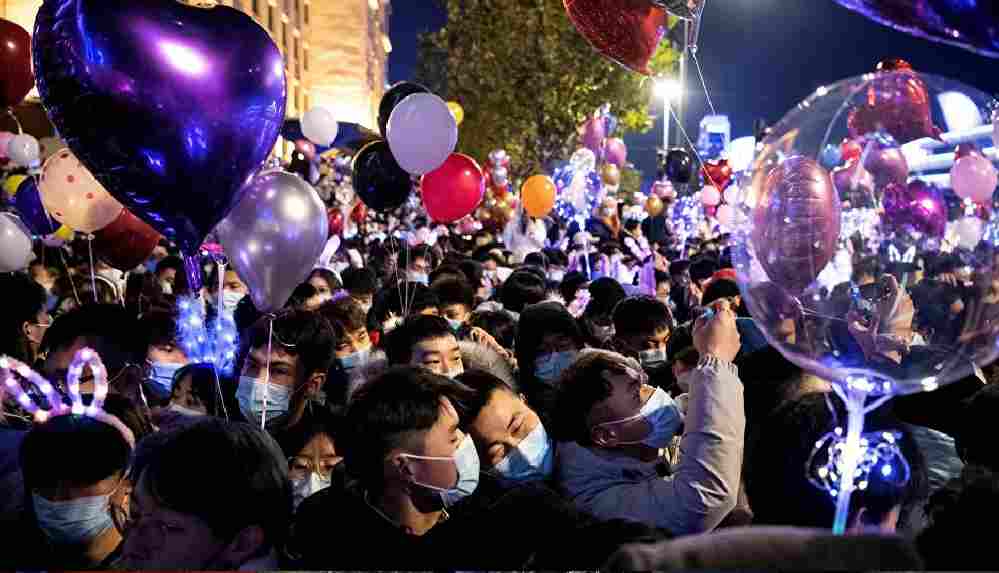 _Vuhan'da kutlamalar devam edecek, Batı buna alışsa iyi olur_