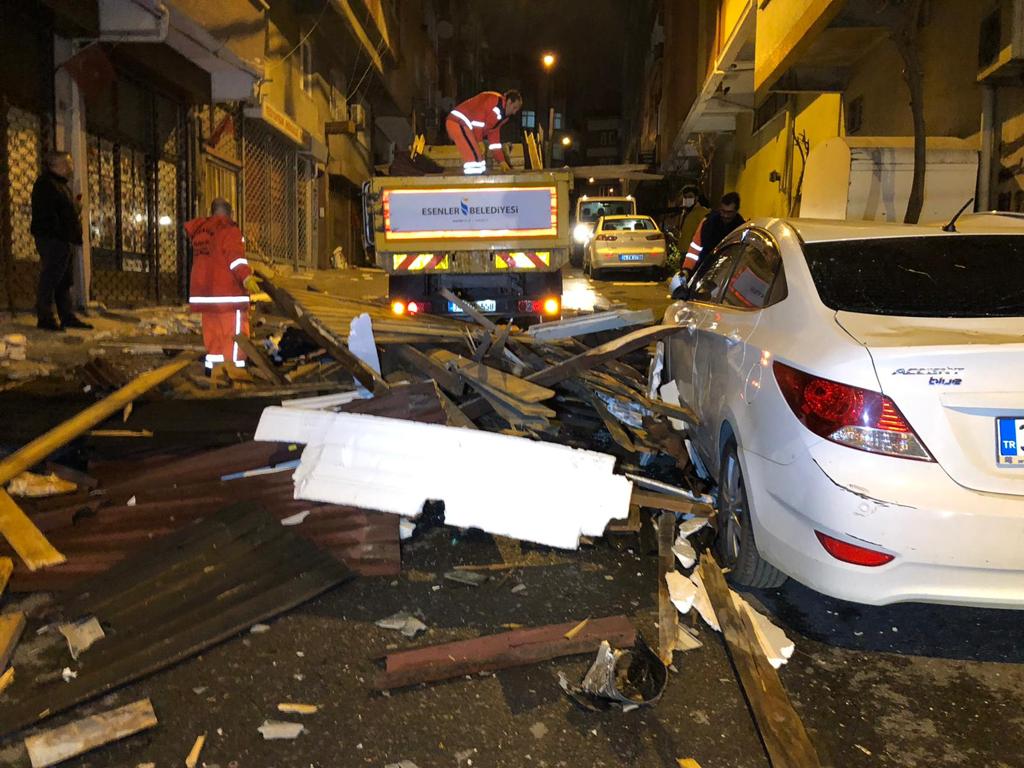 İstanbul'da fırtına: Çatılar uçtu, balkonlar çöktü