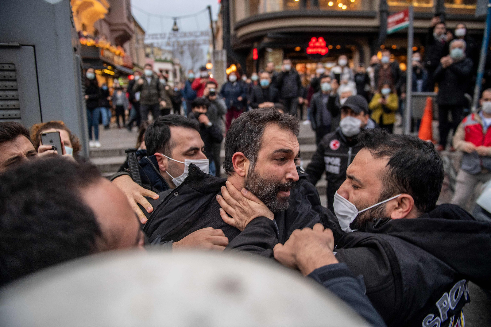Polisin, milletvekili Barış Atay'a sert müdahalesi böyle görüntülendi