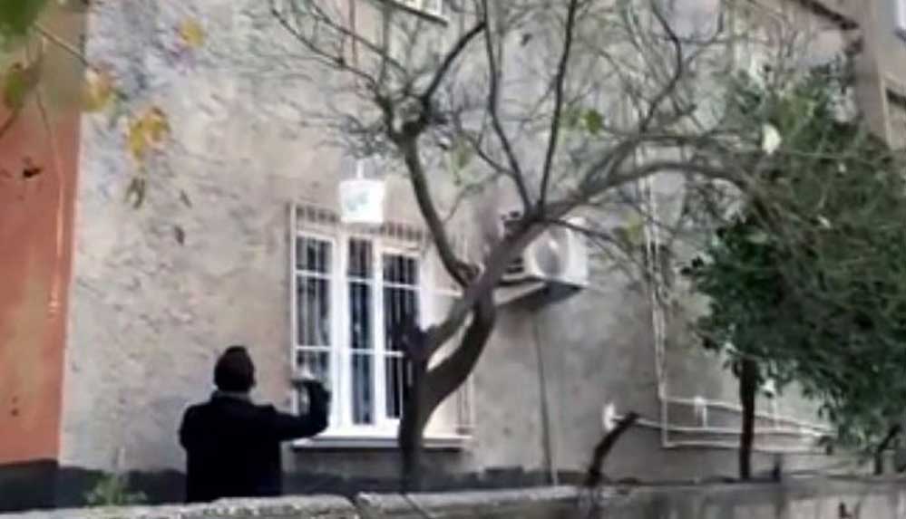 Adana'da-evden-sepet-sarkıtarak-satış-yapan-torbacı-yakalandı