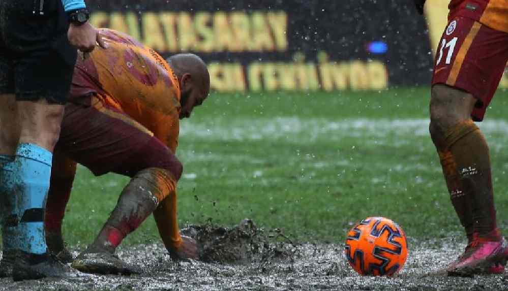 Balçık zeminden dolayı futbolculardan özür diledi