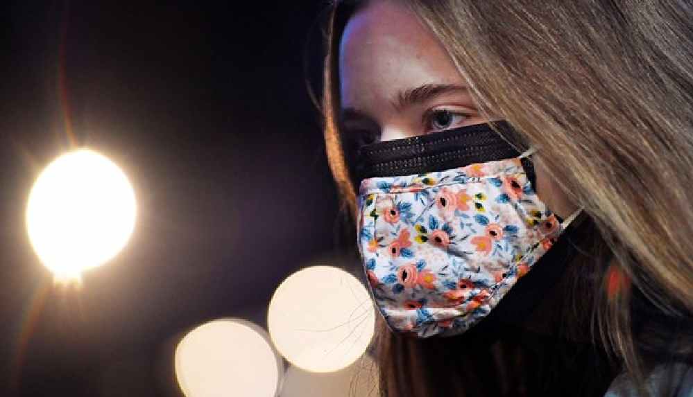 "Cerrahi maskenin üzerine kumaş maske takmak koronavirüs riskini yüzde 95 azaltıyor"