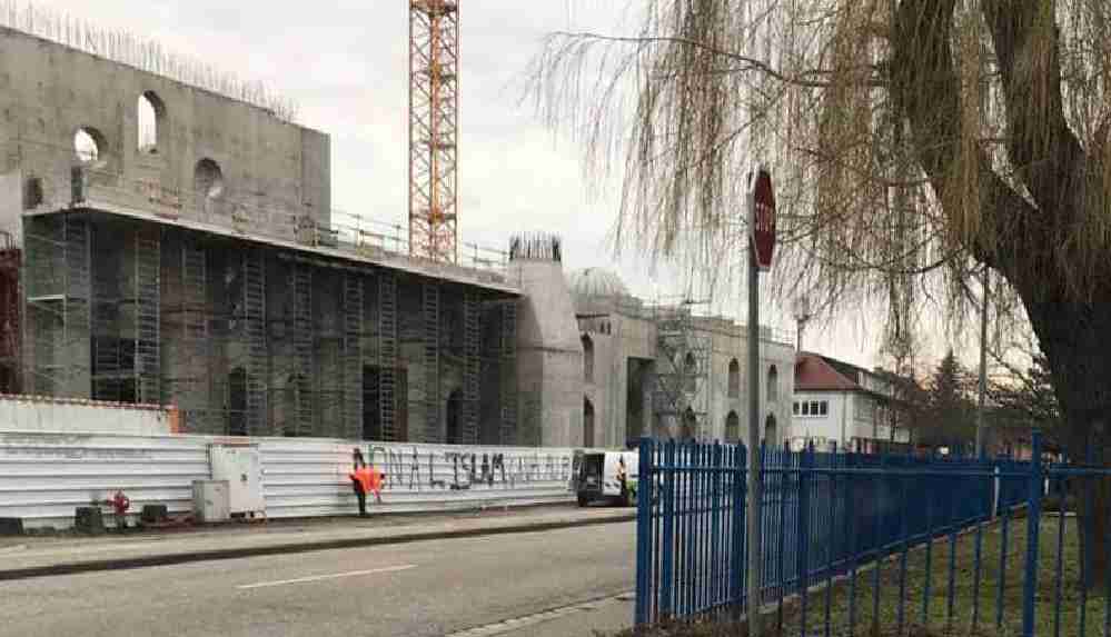Fransa'da inşası devam eden Eyüp Sultan Camisi'ne ırkçı saldırı