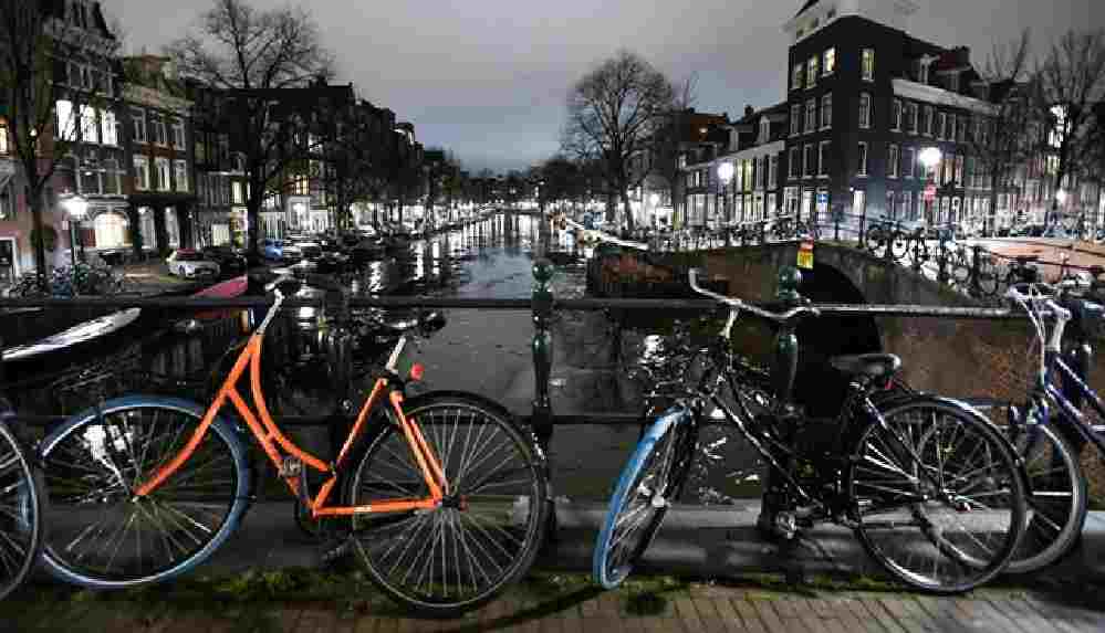 Hollanda'da sokak kısıtlaması 15 Mart'a uzatıldı