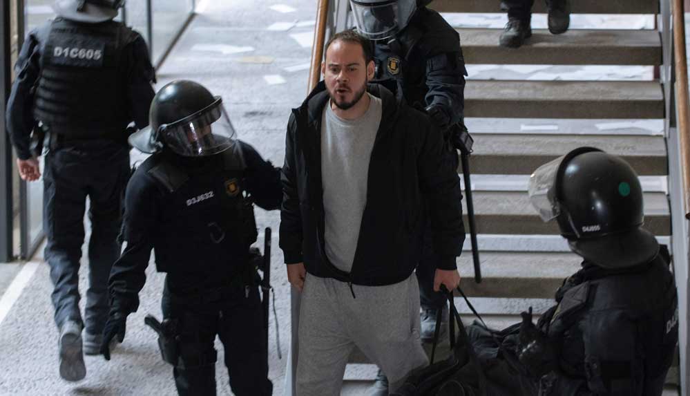İspanya'da polis üniversite bastı: Rapçi Hasel 'teröre destek' suçlamasıyla tutuklandı 5 İspanya'da-polis-üniversite-bastı--Rapçi-Hasel-'teröre-destek'-suçlamasıyla-tutuklandı-1