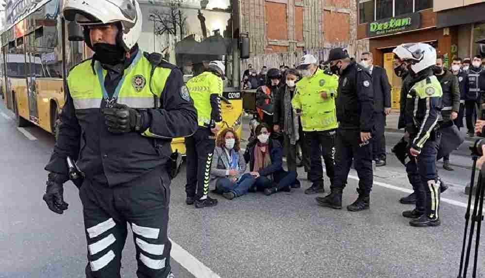 İstanbul Valiliği_ Kadıköy'deki eylemde gözaltına alınan 65 kişiden 58'i farklı silahlı terör örgütleriyle irtibatlı