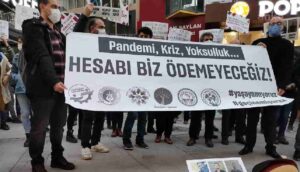 İzmir’de kafe bar çalışanlarından eylem: “Kongreler lebalep maşallah, restoranlar pandemi var mazallah”