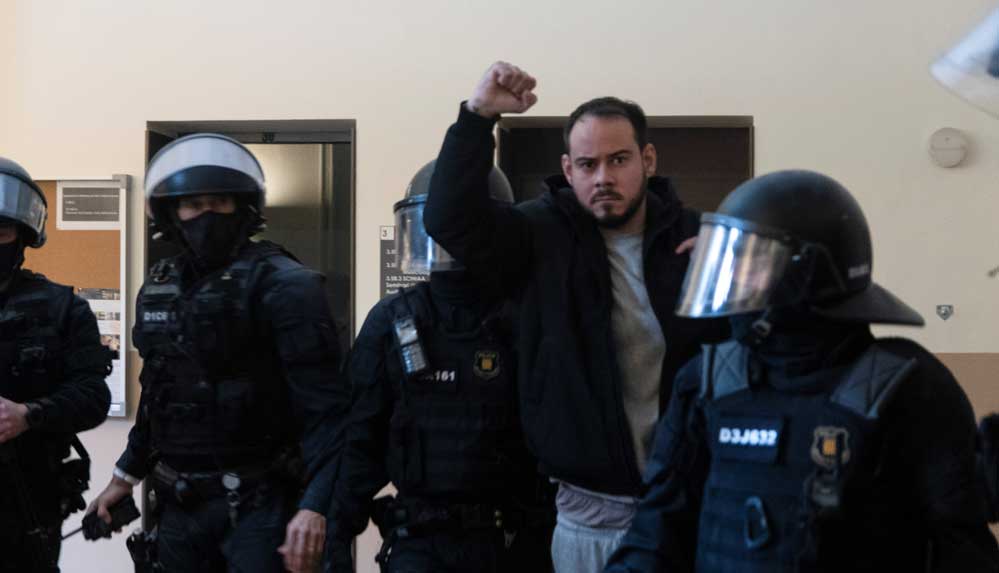 İspanya'da polis üniversite bastı: Rapçi Hasel 'teröre destek' suçlamasıyla tutuklandı