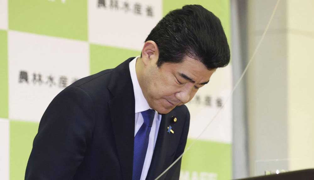 Japonya'da hediye kabul eden 6 bürokrata ceza uygulandı, maaşını iade eden Bakan özür diledi