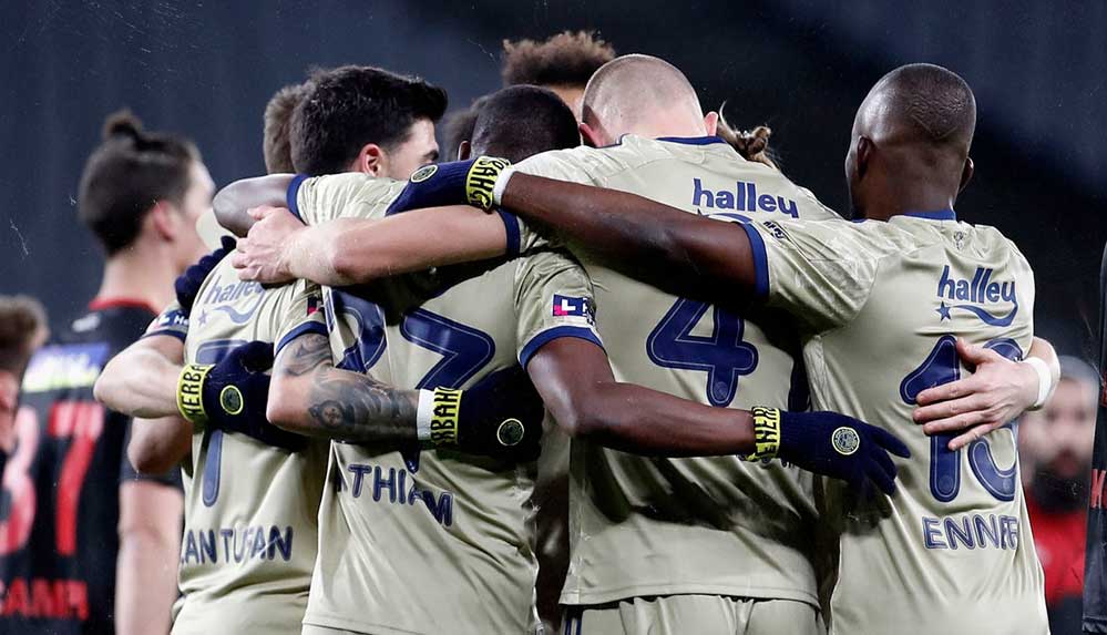 Karagümrük'ü-yenen-Fenerbahçe-maç-fazlasıyla-lider