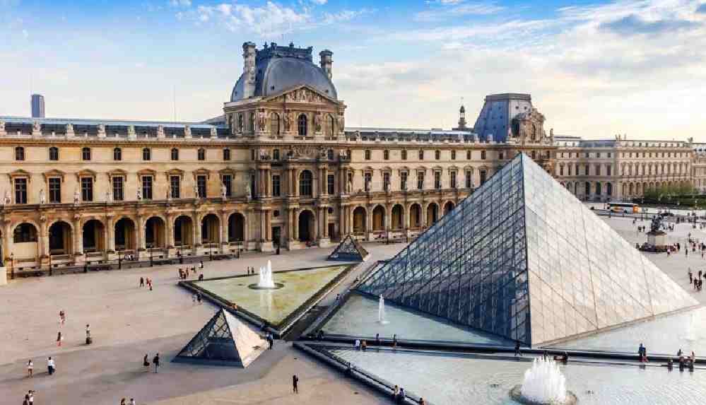 Louvre Müzesi'ndeki eserler taşınıyor