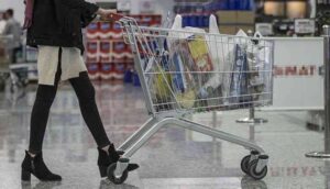 Macaristan’da bir süpermarket aşkı bulmaları için müşterilerine yardımcı oluyor