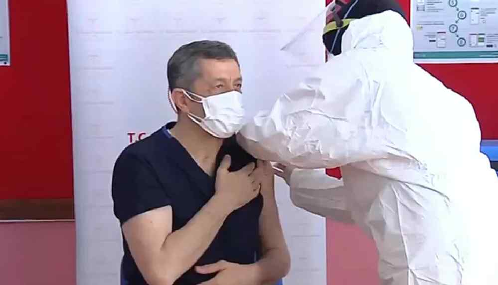 Öğretmenlerin aşılanmasına başlandı_ Milli Eğitim Bakanı Ziya Selçuk da ilk doz aşısını oldu