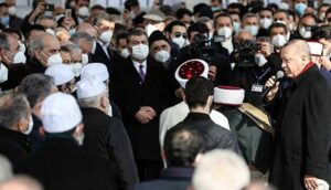 Sağlık Bakanı Koca, cenazedeki kalabalık görüntülerle ilgili özür diledi