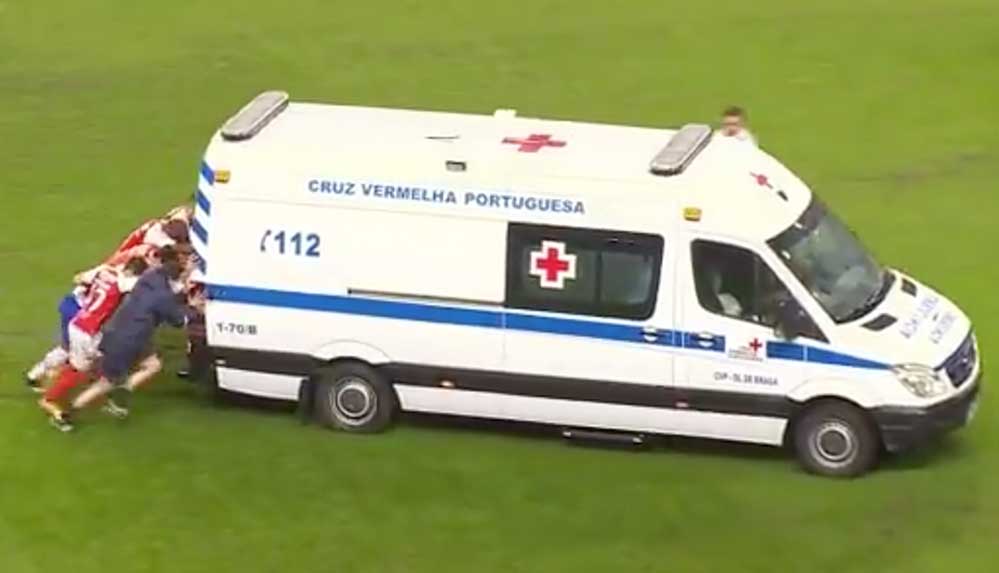 Sahaya-giren-ambulans-arızalanınca-iş-futbolculara-düştü