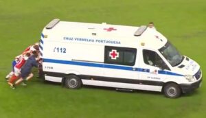 Sahaya giren ambulans arızalanınca iş futbolculara düştü