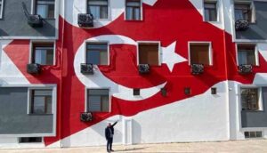 'Süs gibi' Türk bayrağı çizimine tepki