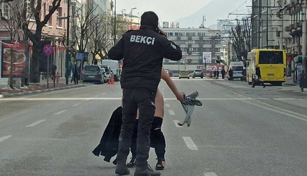 'Vazifemi-yaptım-baba'-diye-bağırıp-cadde-ortasında-çıplak-halde-koşmaya-başladı