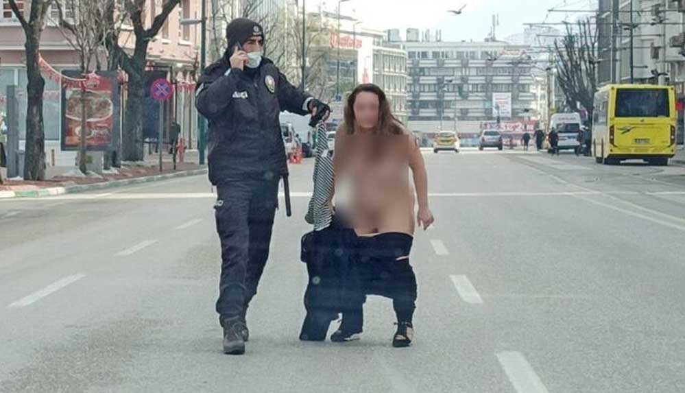 'Vazifemi yaptım baba' diye bağırıp cadde ortasında çıplak halde koşmaya başladı
