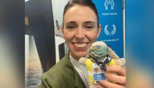 Yeni Zelanda Başbakanı havalimanında unutulan oyuncak tavşanın sahibini bulmak için çağrı yaptı