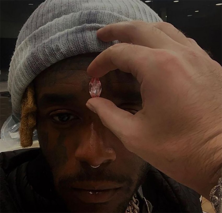 Ünlü rapçi 170 milyon TL’lik elması alnına taktırdı 3 Ünlü rapçi 170 milyon TL’lik elması alnına taktırdı