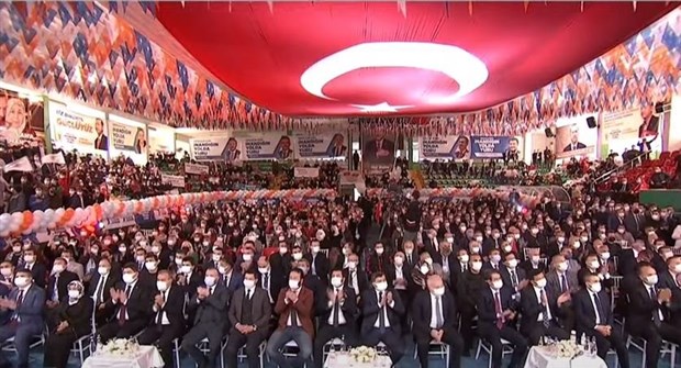 Pandemi kurallarının hiçe sayıldığı AKP kongreleri sürüyor