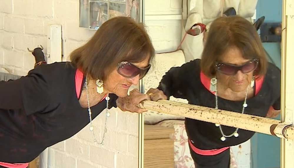 100’üne-iki-ay-kala-hala-dans-ediyor--Sağlık-çalışanları-yararına-bağış-topluyor