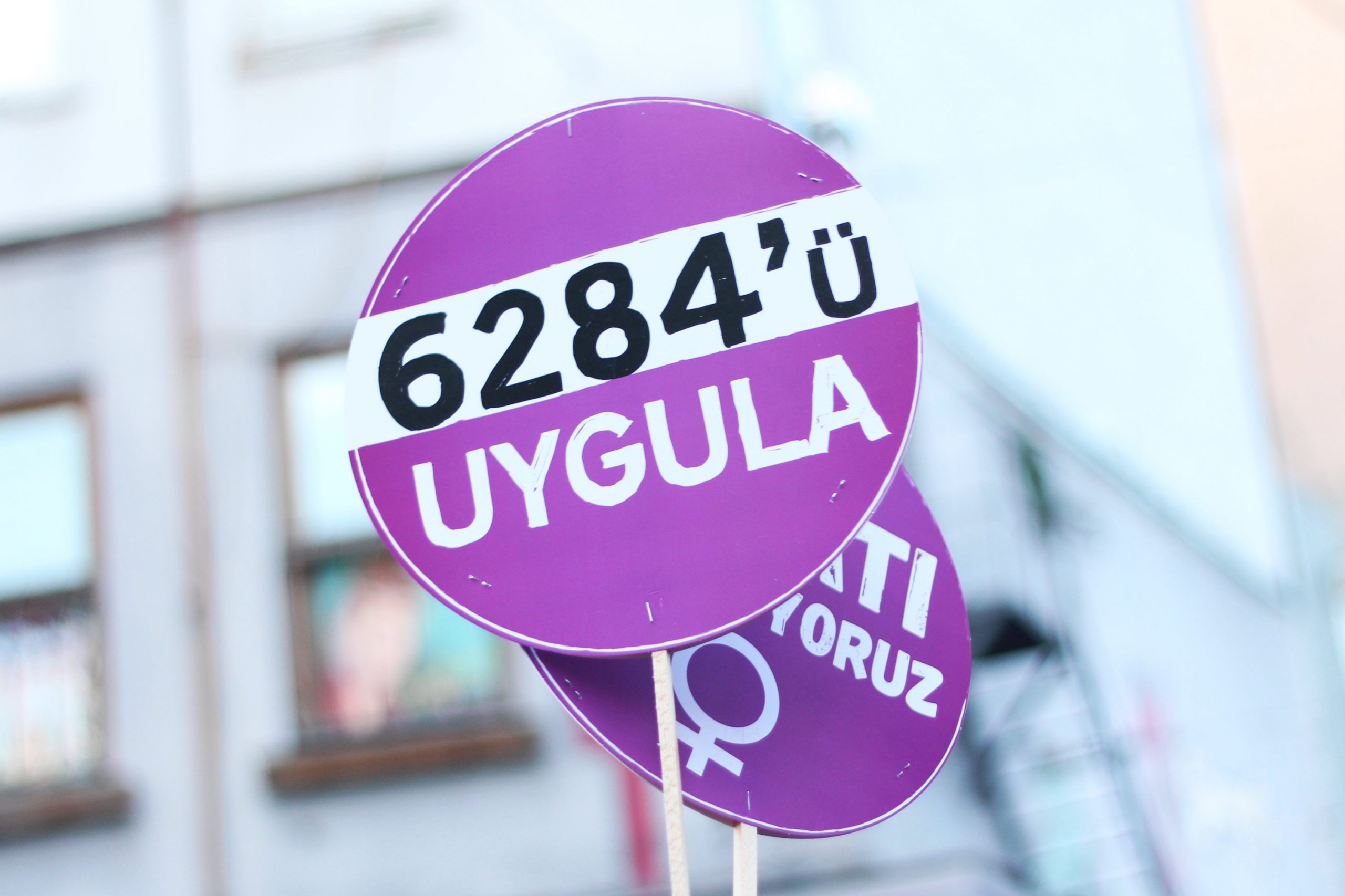 Mor Çatı: “Erkek egemen yargı sisteminde erkeğe her türlü indirim sağlanıyor”