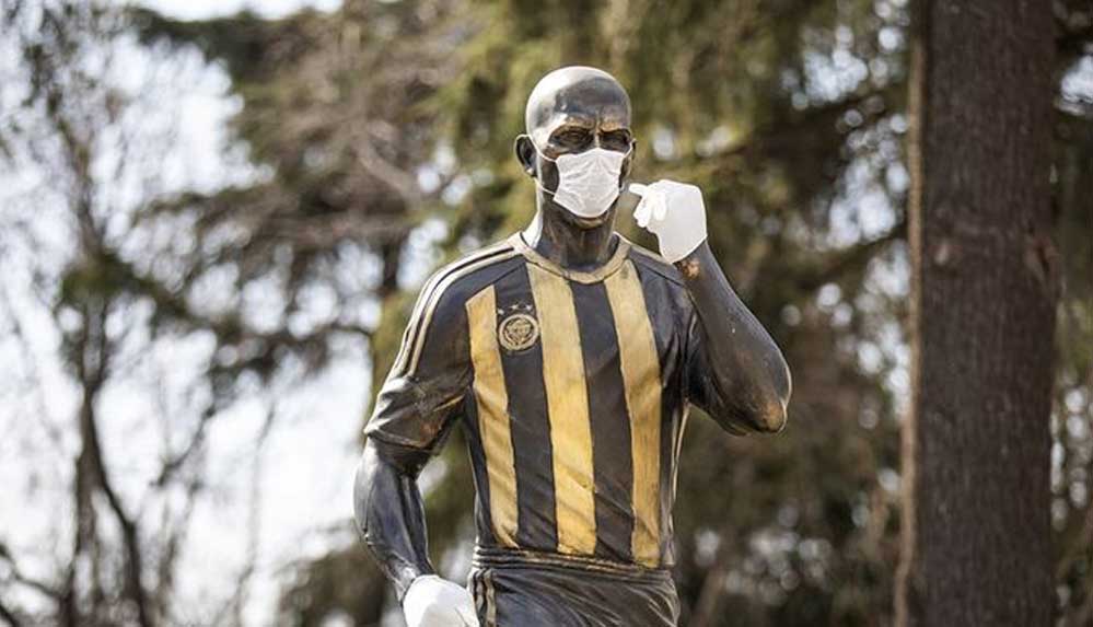 Alex-de-Souza'nın-heykeline-araba-çarptı