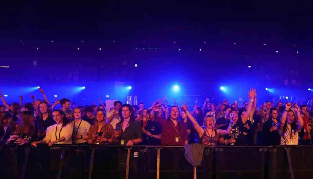 Amsterdam'ın en büyük konser salonunda 1300 kişiyle koronavirüs deneyi