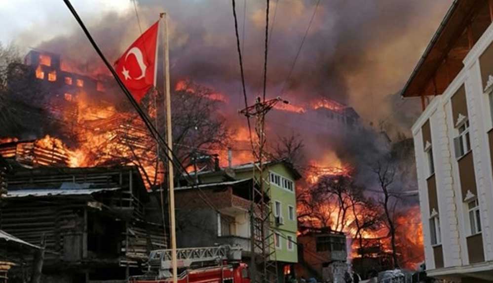 Artvin'de-bir-köy-alevlere-teslim--'Köyümüzde-büyük-bir-felaket-yaşanıyor'