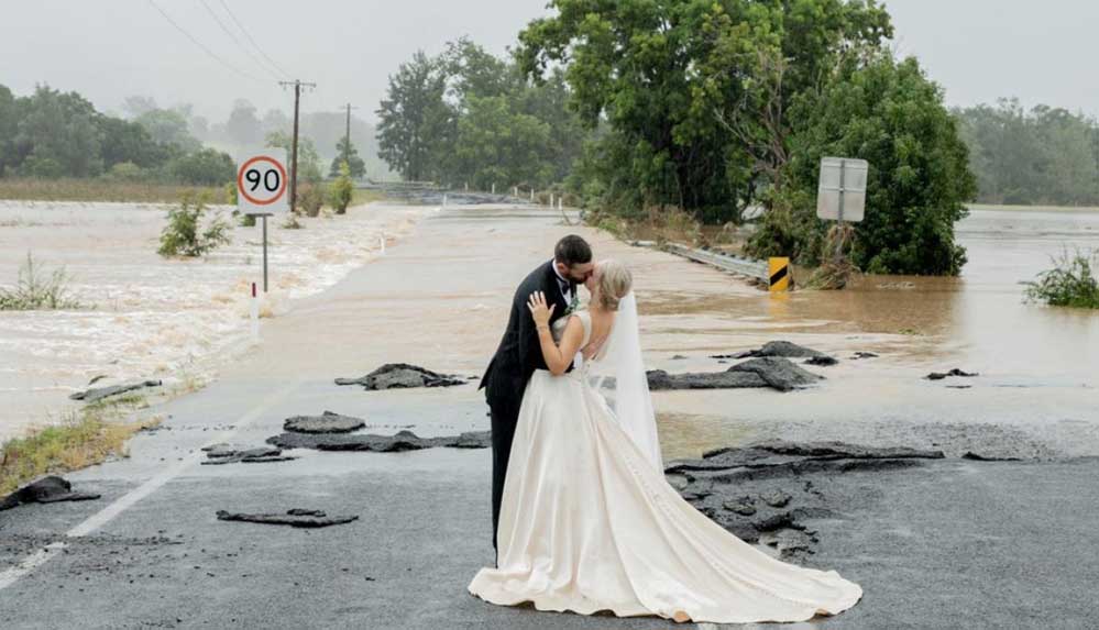 Avustralya'da selin ortasında mahsur kalan çiftin düğün fotoğrafı viral oldu