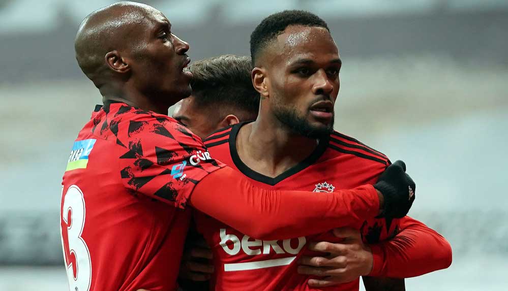 Başakşehir'i uzatmalarda mağlup eden Beşiktaş Ziraat Türkiye Kupası'nda ilk finalist oldu 4 Başakşehir'i-uzatmalarda-mağlup-eden-Beşiktaş-Ziraat-Türkiye-Kupası'nda-ilk-finalist-oldu