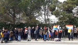 Boğaziçili dört öğrenciye LGBTİ+ bayrağı taşıdıkları gerekçesiyle gözaltı