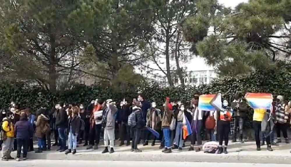 Boğaziçili dört öğrenciye LGBTİ+ bayrağı taşıdıkları gerekçesiyle gözaltı