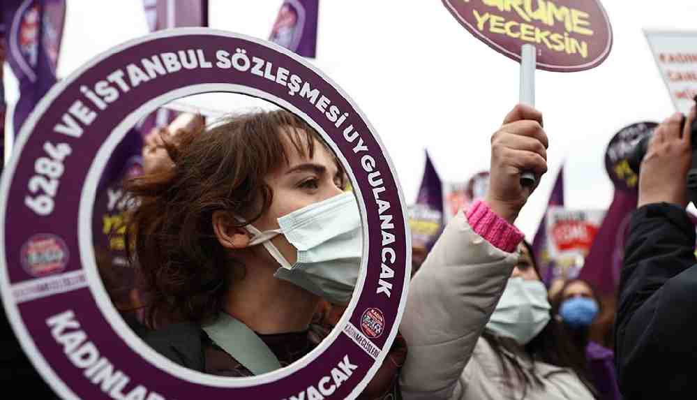 Tehdit edilen kadına polisten "Akşamın bu saatinde neden burada beklediniz?" sorusu