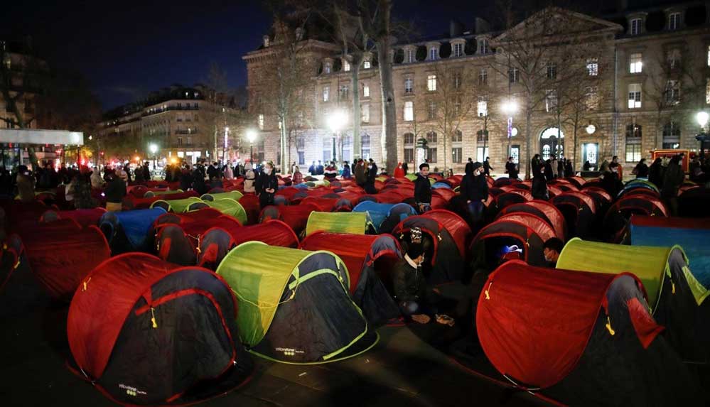 Hükümete tepkilerini göstermek için Paris'in ortasında kamp kurdular