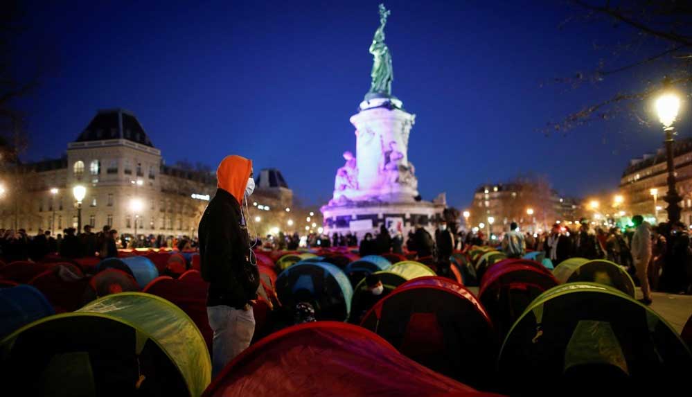 Hükümete tepkilerini göstermek için Paris'in ortasında kamp kurdular